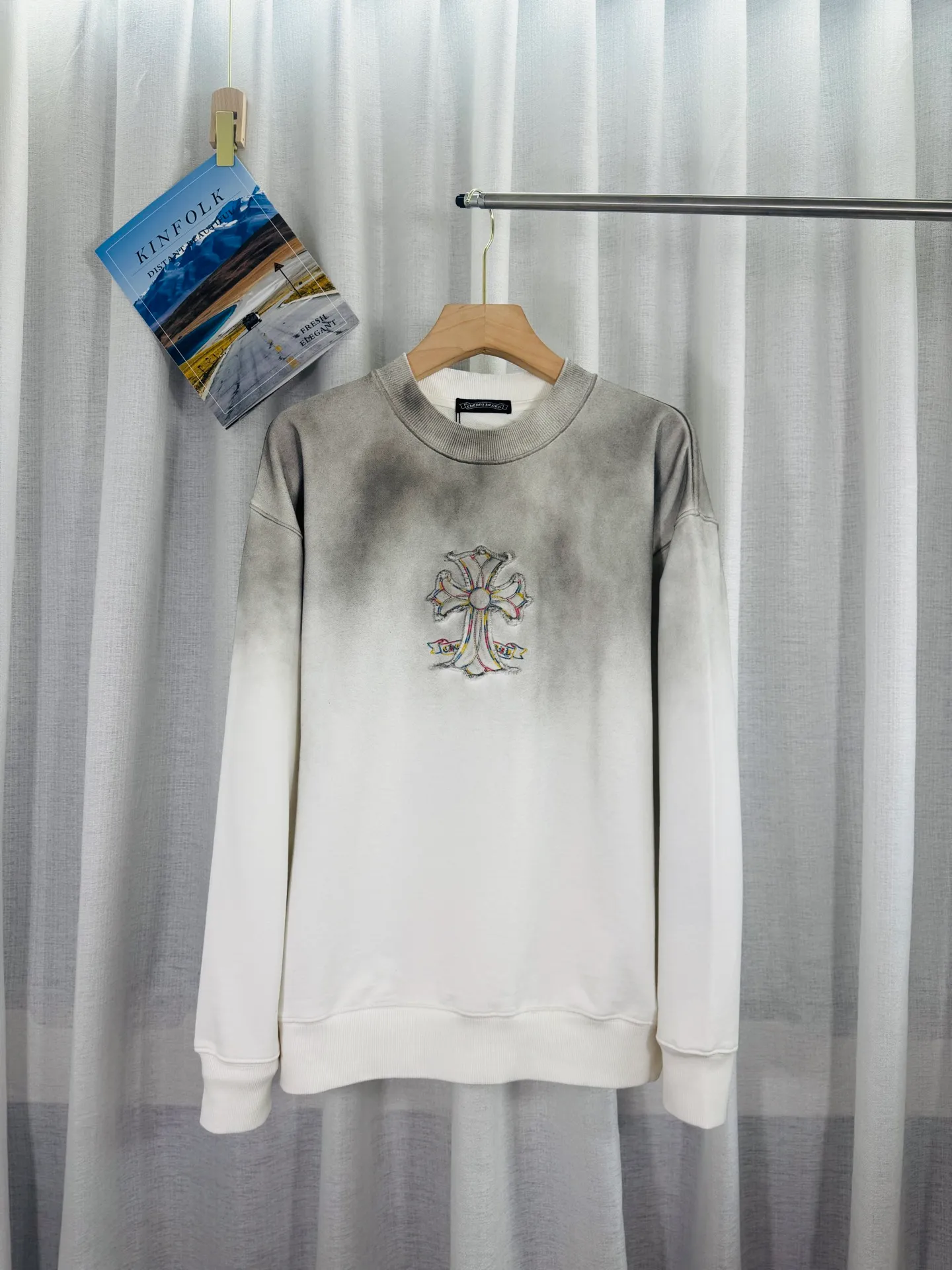 P280 top version, real shot without P, ​​different from market currency) 𝗖𝗵𝗿𝗼𝗺𝗲 𝗛𝗲𝗮𝗿𝘁𝘀/Cro Heart 2025 washed patch embroidery autumn and winter new original single counter American laser burnt 3D three-dimensional color embroidery couple casual sweatshirt 👑The highest version! Customized fabric 430g tripe terry fabric! American acid-washed and distressed original fabric laser burnt ✟appliqué embroidery and exquisite embroidery of letters! The best-selling model in the counter, very comfortable to wear. Accessories: original molded and authenticated collar label➕100% silk wash label. Genuine purchase-grade original hangtag➕matching hanging rope➕3D hanging beads➕original packaging bag. Craftsmanship: The original version has consistent wiring! The highest version of the armhole matching technique! Color: White Black Size: S M L XL Style No.: 9328